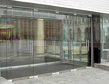 Противопожарная безрамная дверь со стеклом в торговый центр